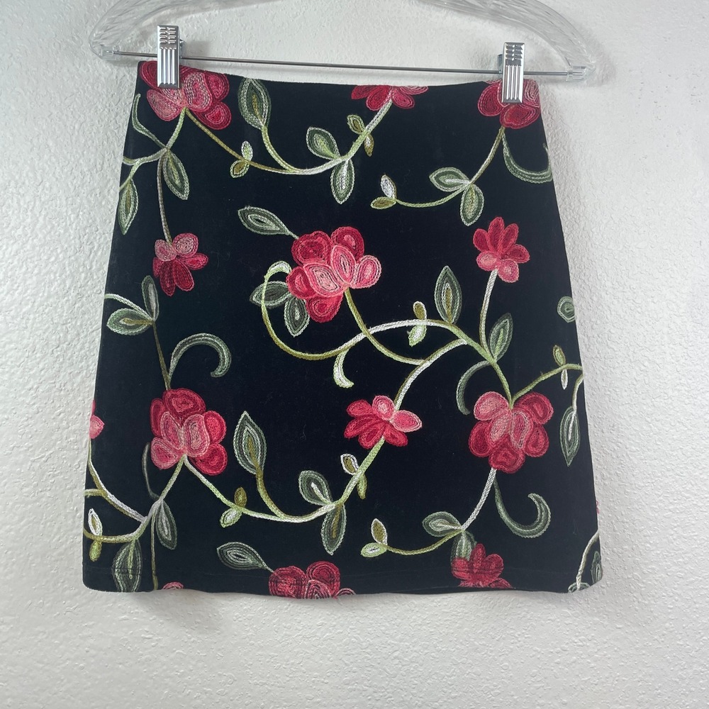 Trixxi Francesca's Black Velvet Floral Embroidered Mini Skirt Small 13AQ67HXA5